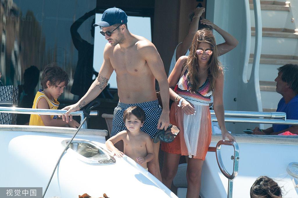 梅西苏神合体度假 携美艳太太团游艇出行