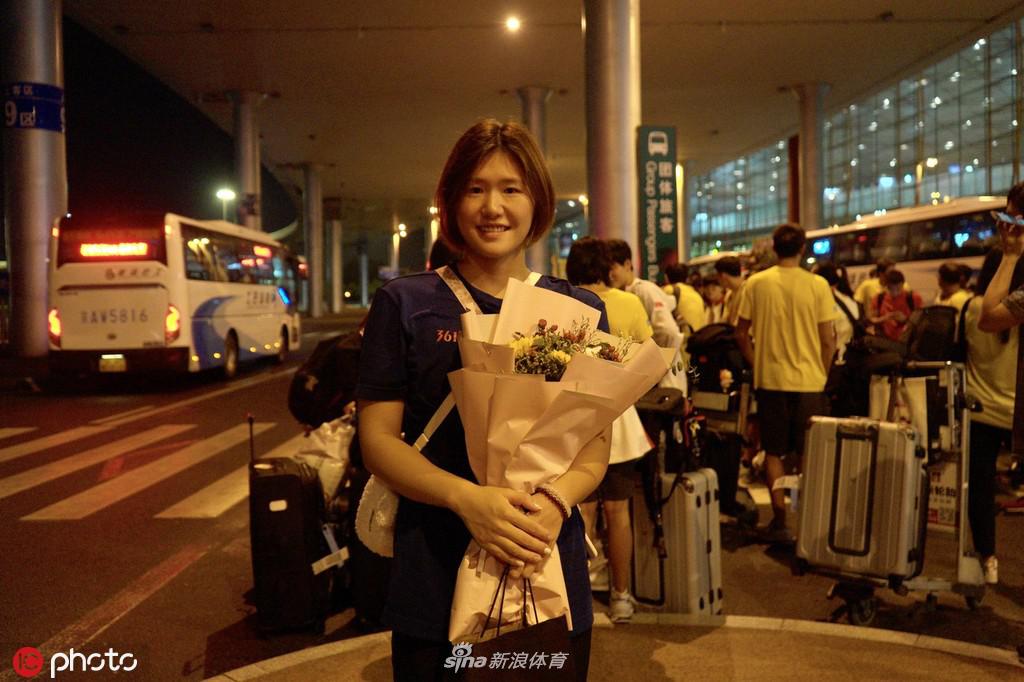 国家游泳队返回北京 媒体包围傅园慧