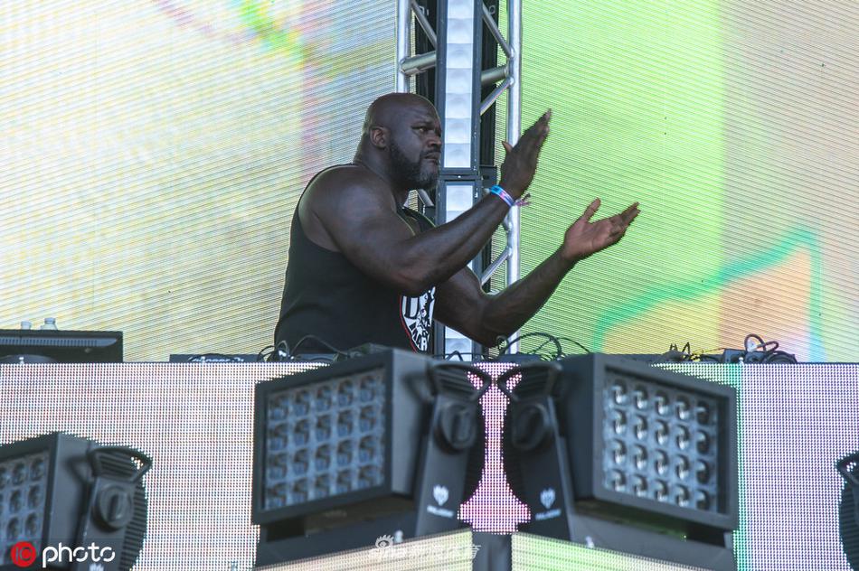 奥尼尔亮相音乐节现场打碟嗨翻全场