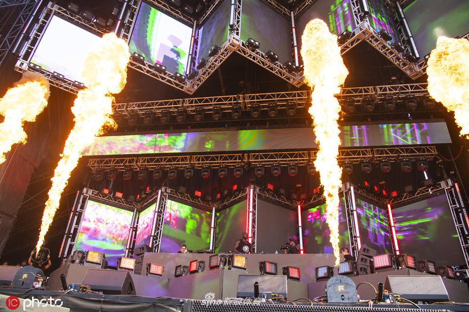 奥尼尔亮相音乐节现场打碟嗨翻全场