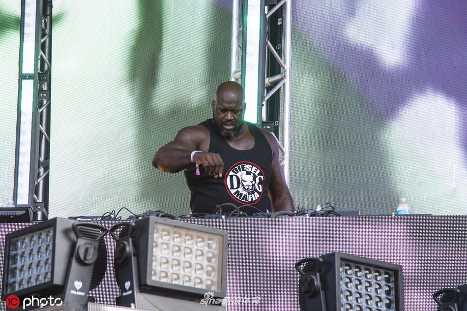 奥尼尔亮相音乐节现场打碟嗨翻全场