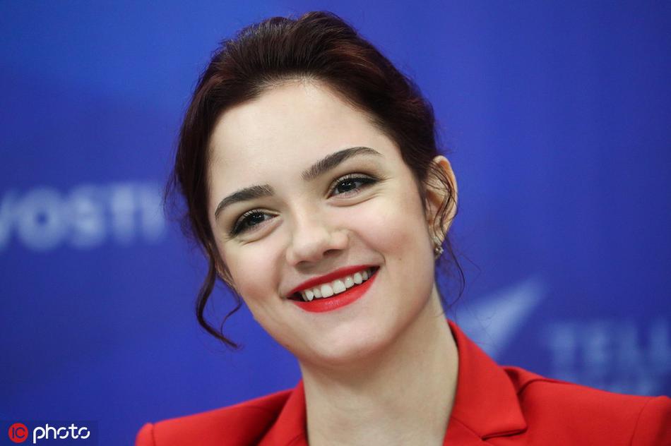 俄花滑美女喜提奥运大使 梅德韦杰娃全程带笑