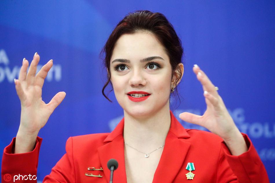 俄花滑美女喜提奥运大使 梅德韦杰娃全程带笑