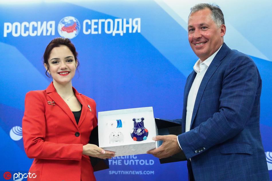 俄花滑美女喜提奥运大使 梅德韦杰娃全程带笑