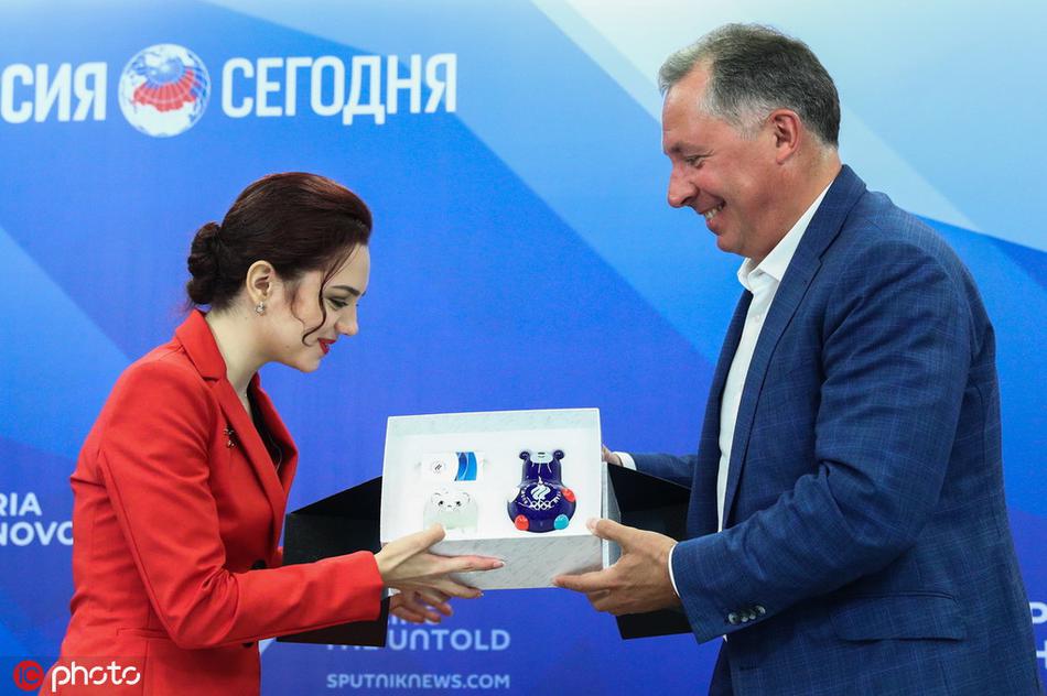 俄花滑美女喜提奥运大使 梅德韦杰娃全程带笑