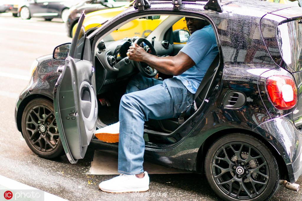 奥尼尔现身智能汽车试驾活动