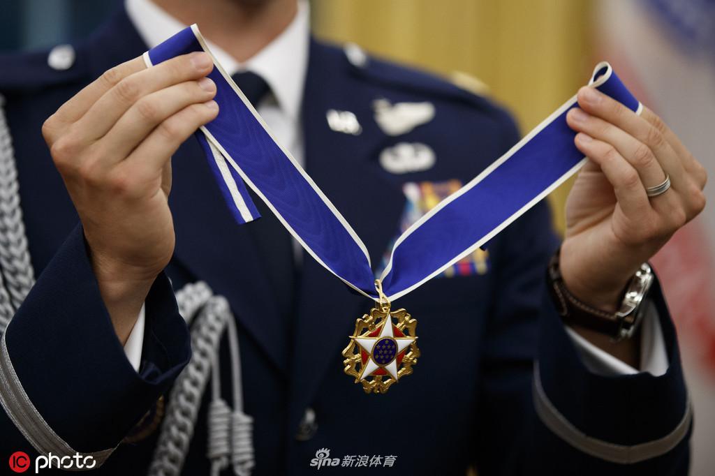 特朗普向韦斯特颁发总统自由勋章