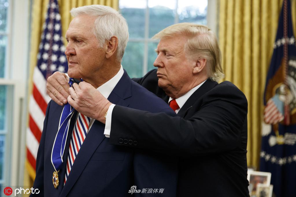 特朗普向韦斯特颁发总统自由勋章