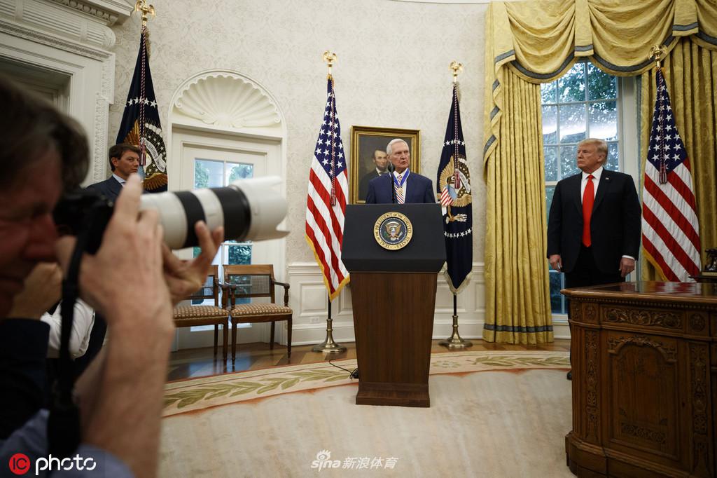 特朗普向韦斯特颁发总统自由勋章