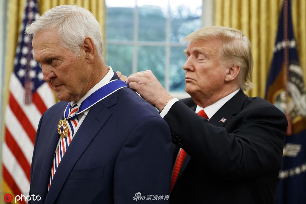 特朗普向韦斯特颁发总统自由勋章