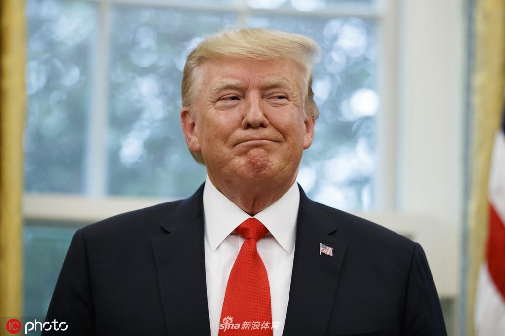 特朗普向韦斯特颁发总统自由勋章