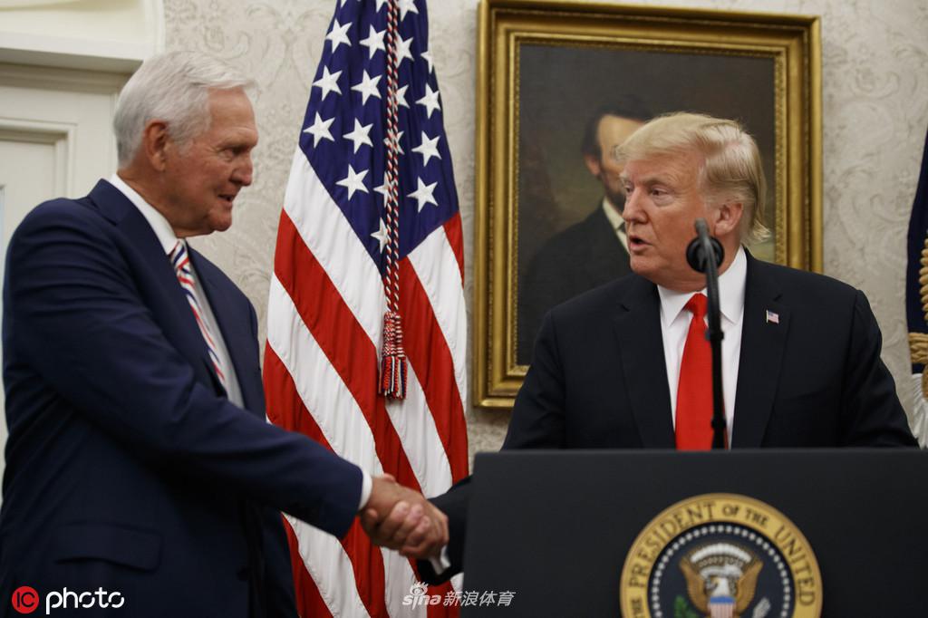 特朗普向韦斯特颁发总统自由勋章