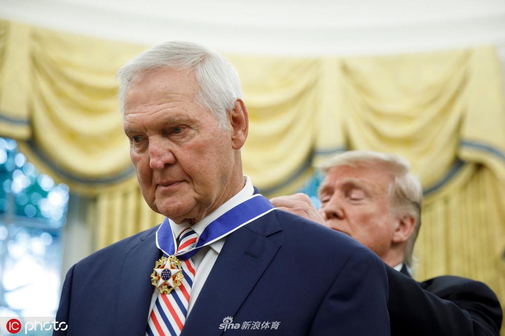 特朗普向韦斯特颁发总统自由勋章