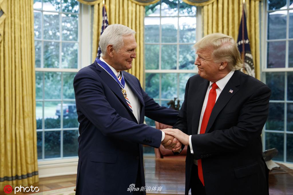 特朗普向韦斯特颁发总统自由勋章