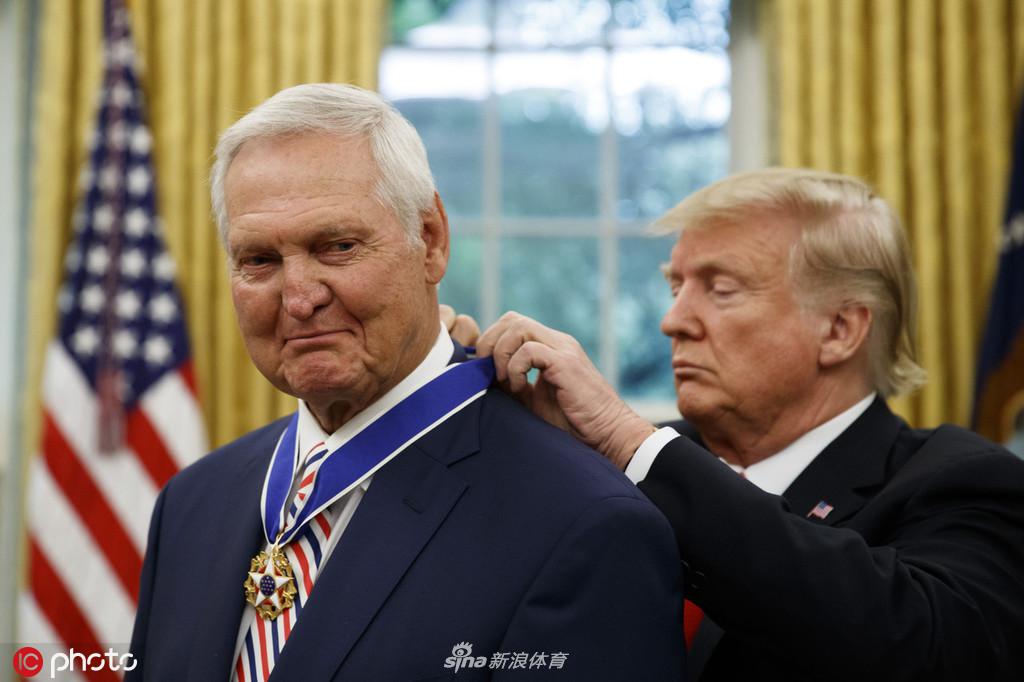 特朗普向韦斯特颁发总统自由勋章