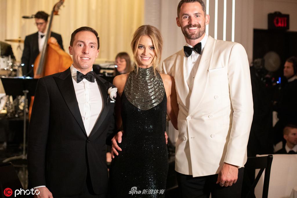 乐福携超模女友亮相纽约2020春夏时装周