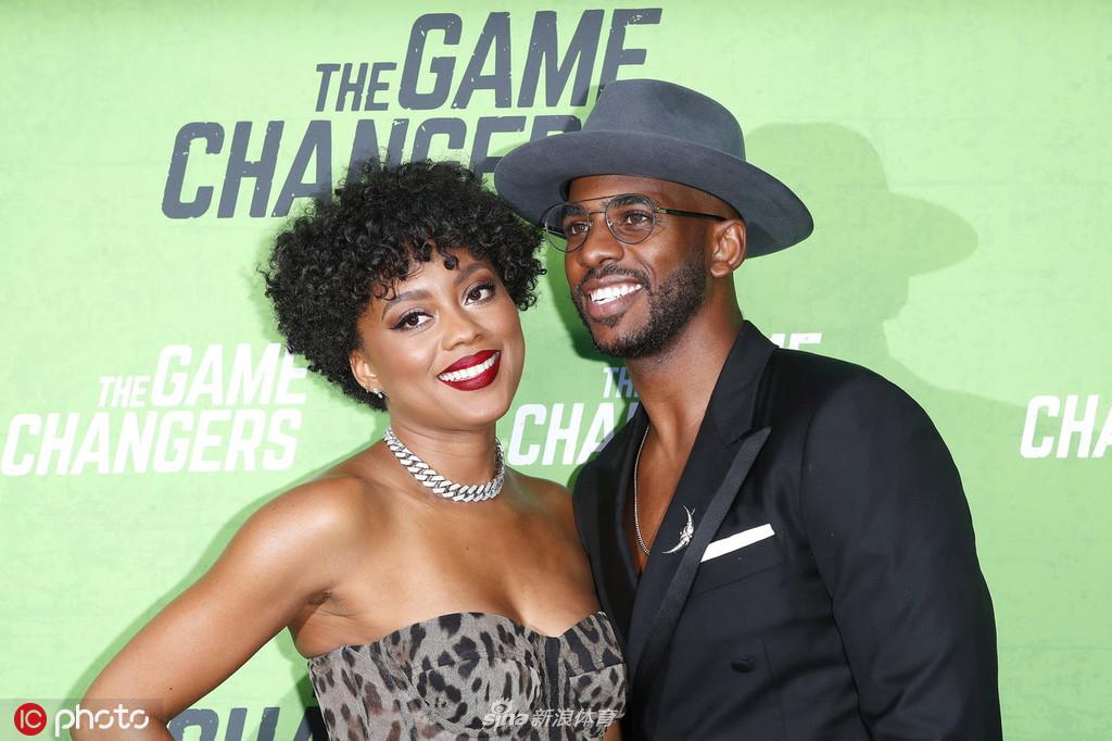 克里斯-保罗携爱妻亮相电影首映礼