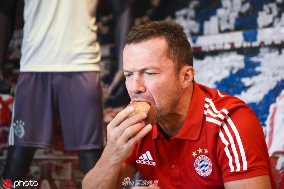 马特乌斯吃月饼