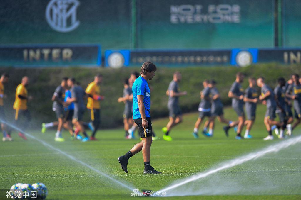 国米训练备战欧冠 张近东父子观训并讲话