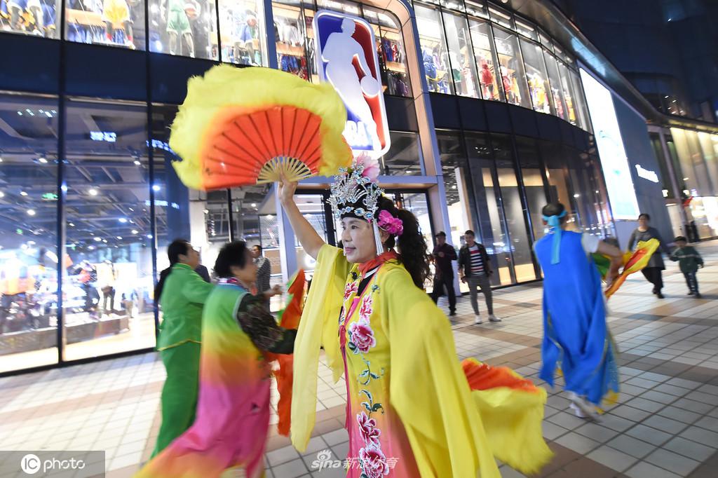 北京NBA旗舰店人气冷清 火箭队商品全部下架