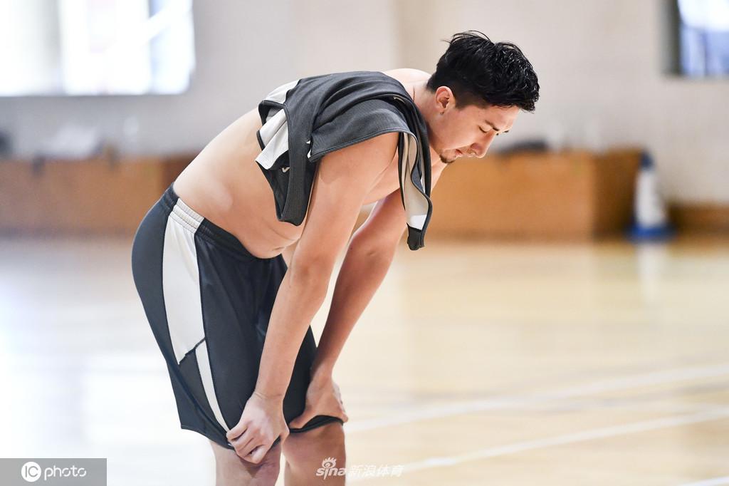 新赛季CBA联赛球员体测 球员全累趴下了