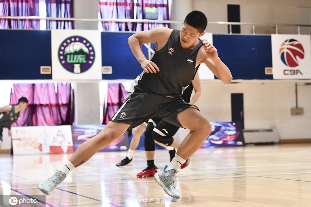 新赛季CBA联赛球员体测 球员全累趴下了