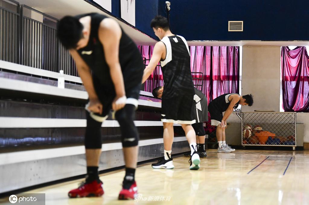 新赛季CBA联赛球员体测 球员全累趴下了