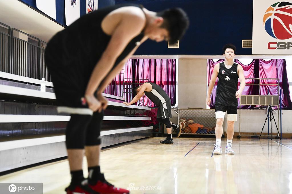 新赛季CBA联赛球员体测 球员全累趴下了