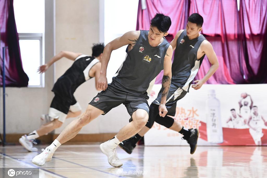 新赛季CBA联赛球员体测 球员全累趴下了