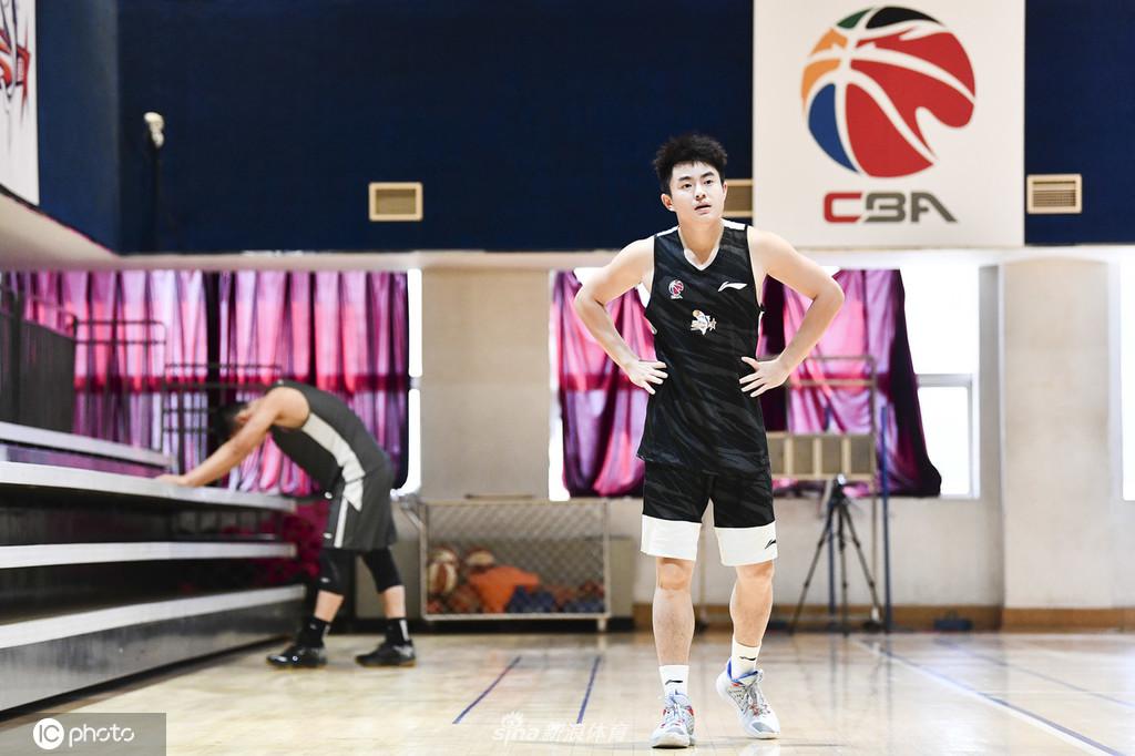 新赛季CBA联赛球员体测 球员全累趴下了
