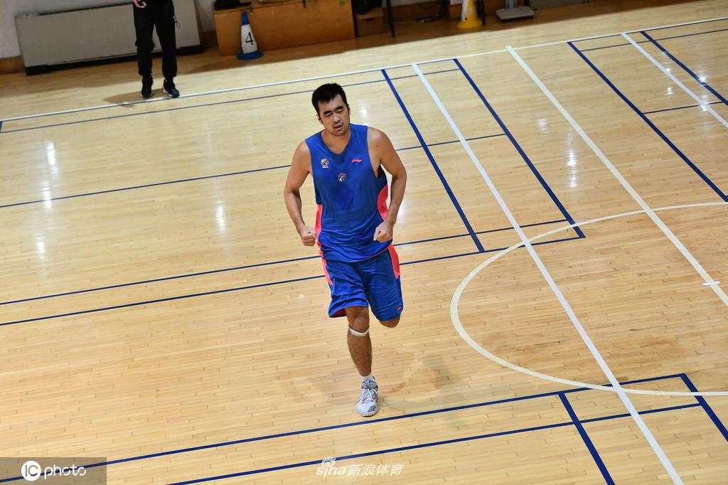 新赛季CBA联赛球员体测 球员全累趴下了