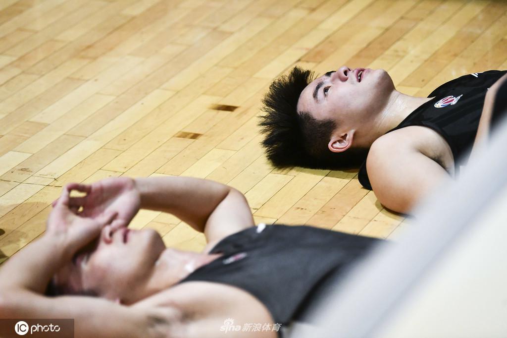 新赛季CBA联赛球员体测 球员全累趴下了