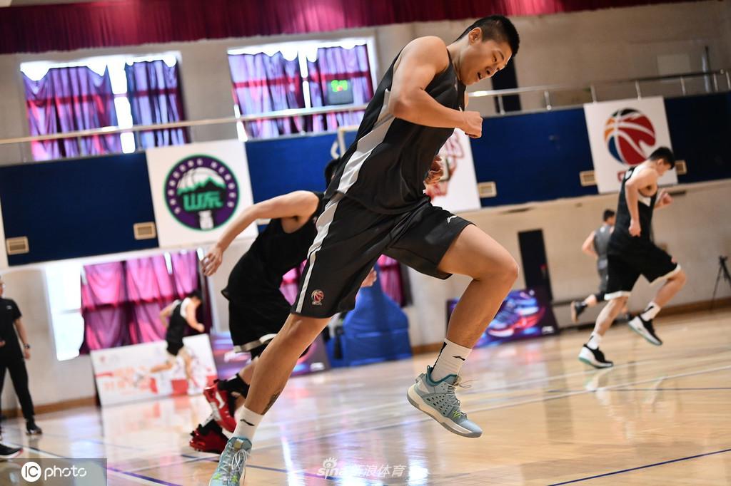 新赛季CBA联赛球员体测 球员全累趴下了