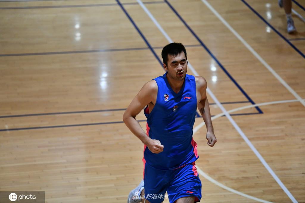 新赛季CBA联赛球员体测 球员全累趴下了