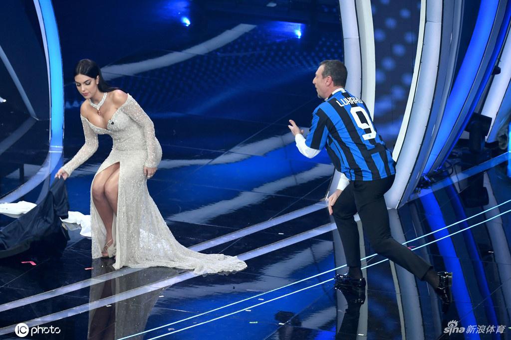 C罗女友火辣亮相音乐节 妖娆身材照亮全场