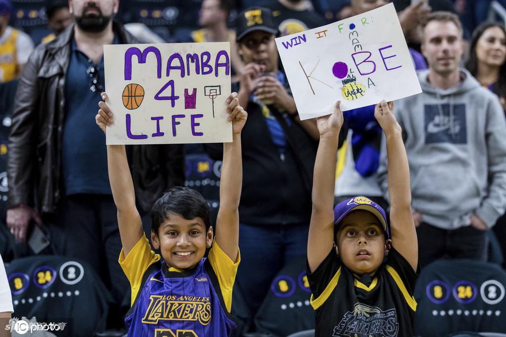 勇士主场致敬科比 紫金KB24环绕全场