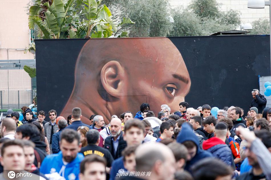 那不勒斯“科比球场”揭幕仪式