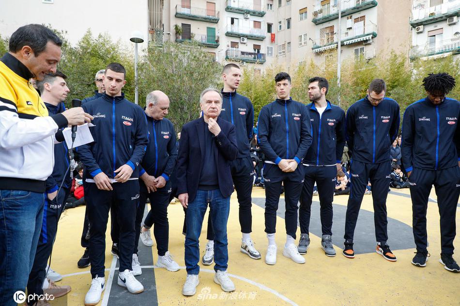 那不勒斯“科比球场”揭幕仪式