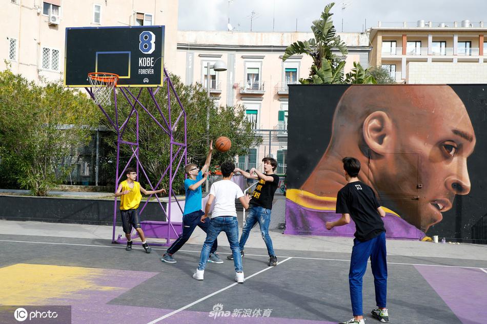 那不勒斯“科比球场”揭幕仪式