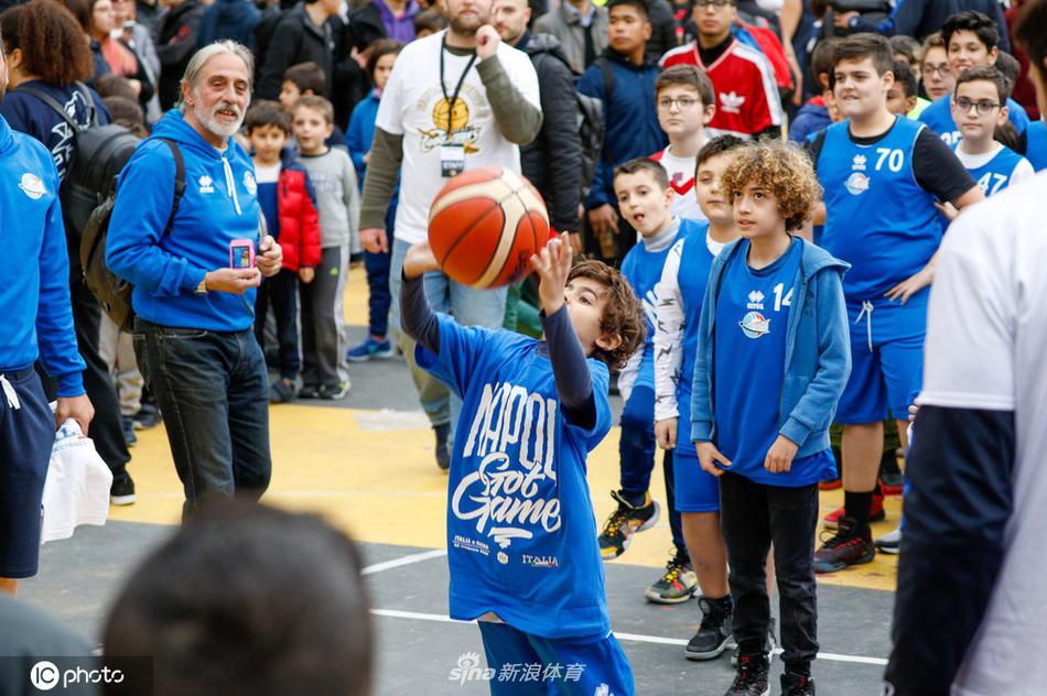 那不勒斯“科比球场”揭幕仪式