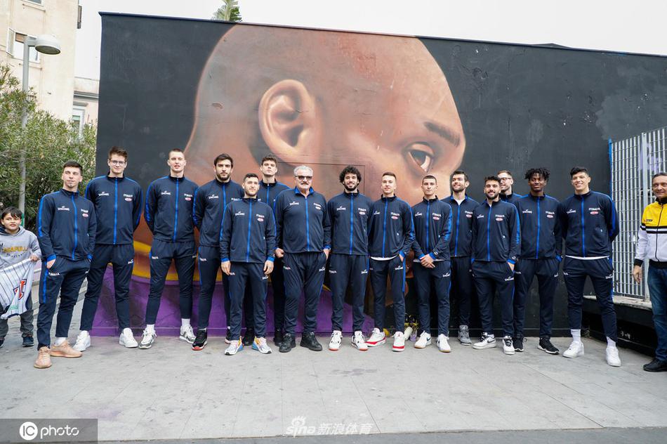 那不勒斯“科比球场”揭幕仪式