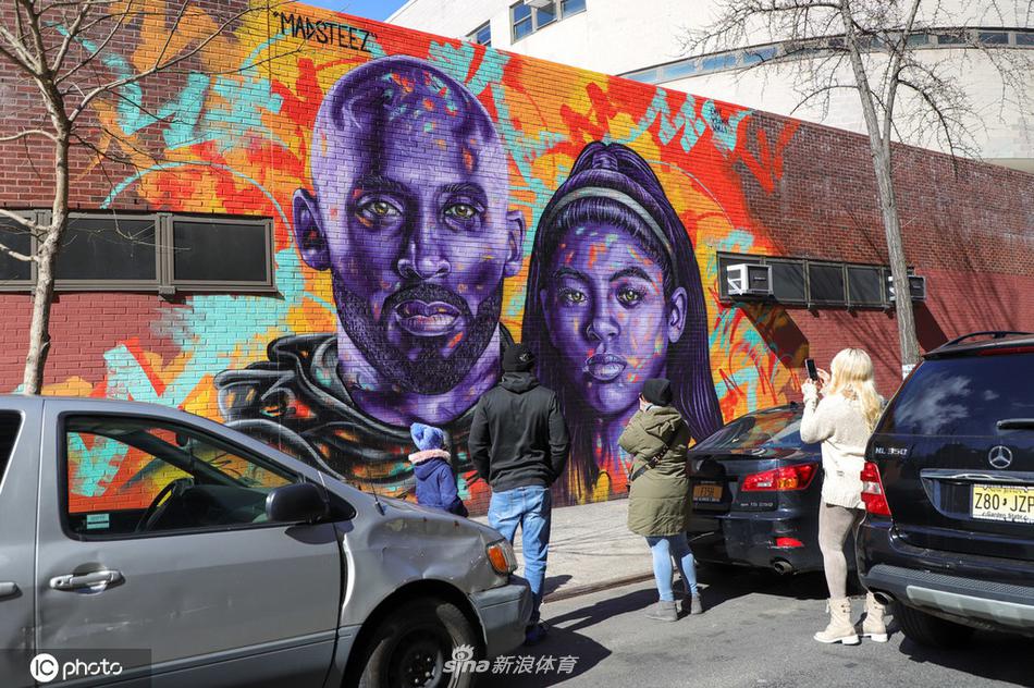 艺术家德伦在纽约街头绘出巨幅壁画