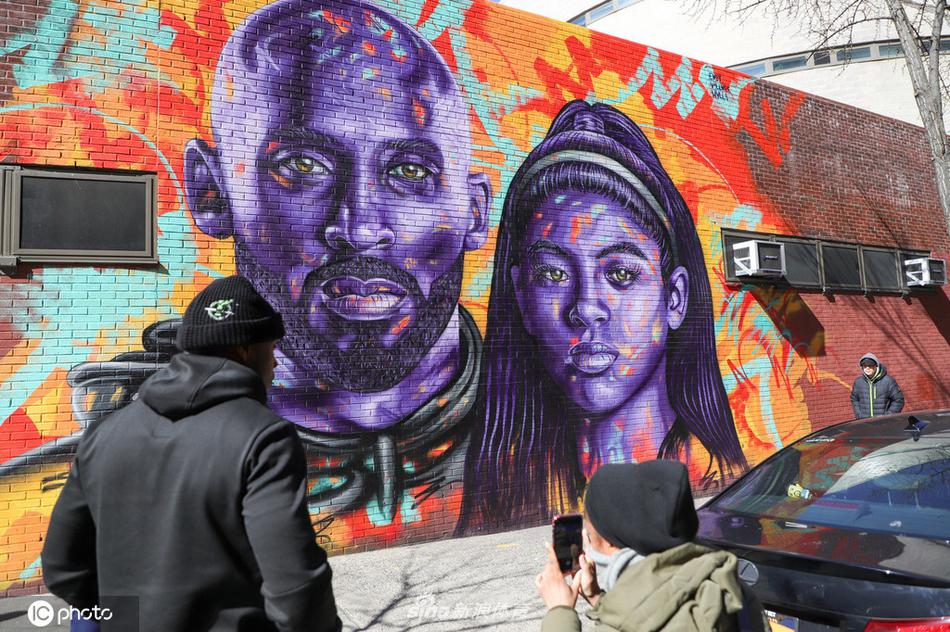 艺术家德伦在纽约街头绘出巨幅壁画