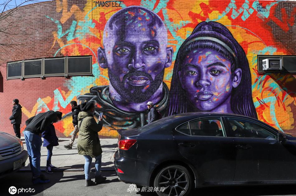 艺术家德伦在纽约街头绘出巨幅壁画