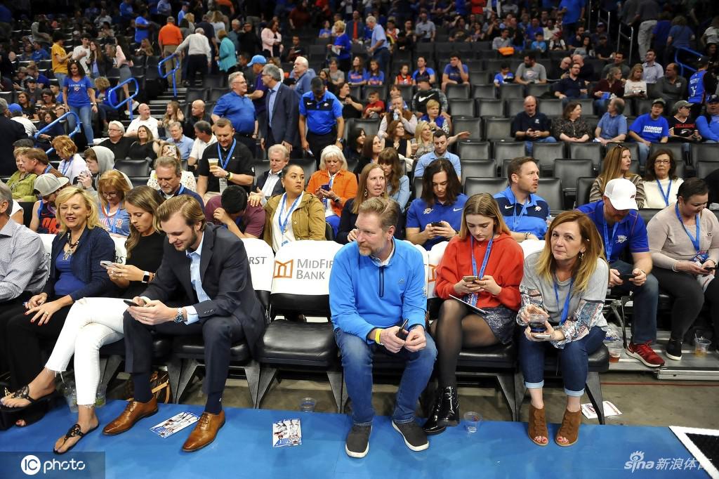 雷霆爵士比赛现场：宣布取消满场嘘声 球迷懵圈狂刷手机
