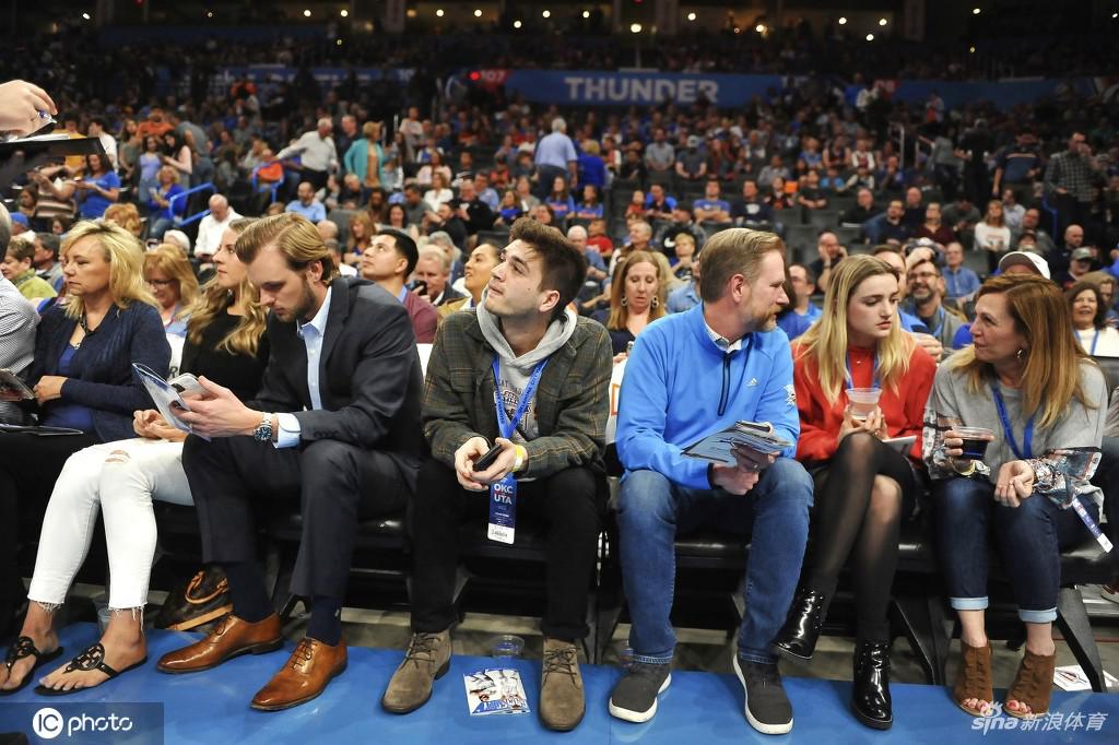 雷霆爵士比赛现场：宣布取消满场嘘声 球迷懵圈狂刷手机