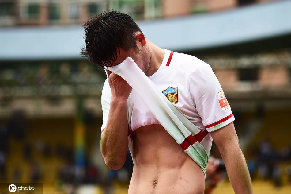 [盘点]中超球员秀肌肉瞬间 他们的身材你羡慕吗？