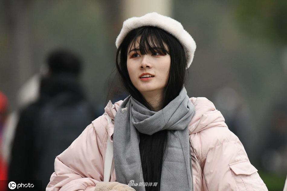 中超时尚美女球迷 时髦穿搭靓丽动人