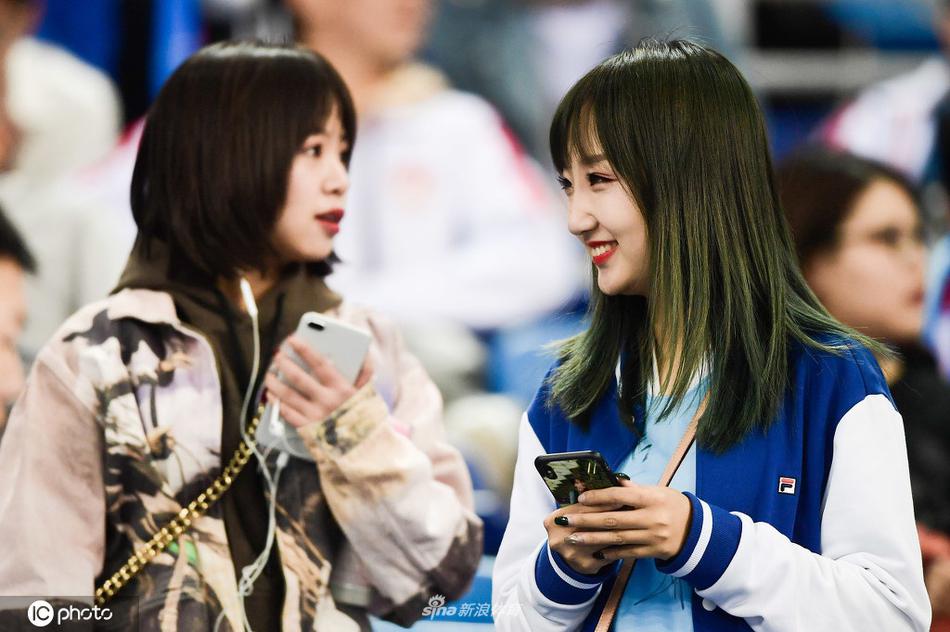 中超时尚美女球迷 时髦穿搭靓丽动人