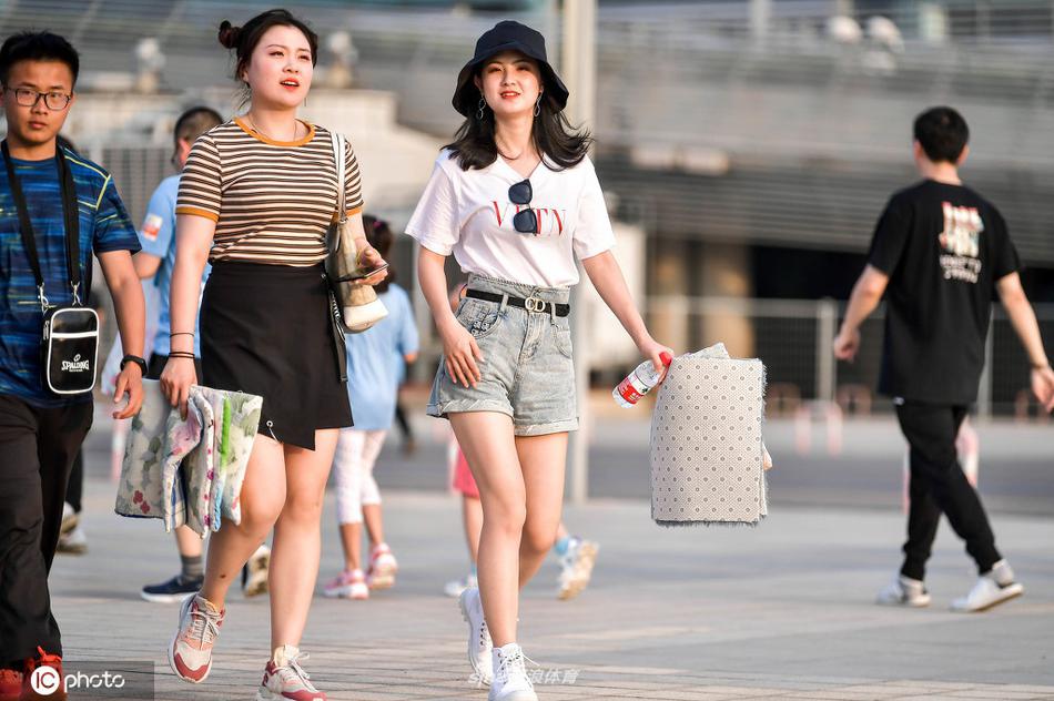 中超时尚美女球迷 时髦穿搭靓丽动人